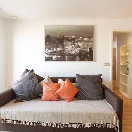 Room With Private Bathroom In A Modern Two Bedroom Two Bathroom Flat London Bagian luar foto