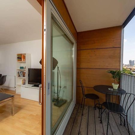 Room With Private Bathroom In A Modern Two Bedroom Two Bathroom Flat London Bagian luar foto