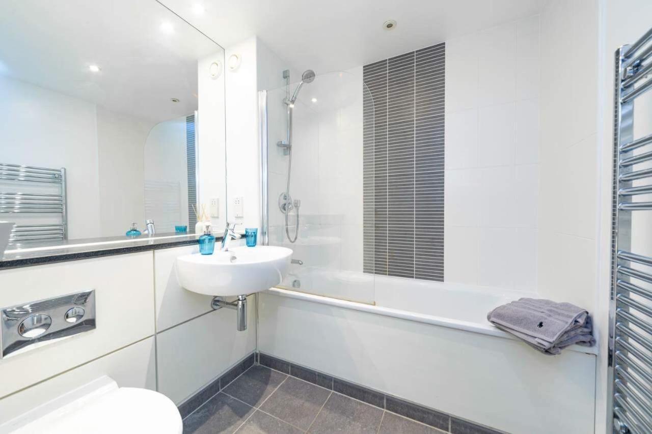 Room With Private Bathroom In A Modern Two Bedroom Two Bathroom Flat London Bagian luar foto