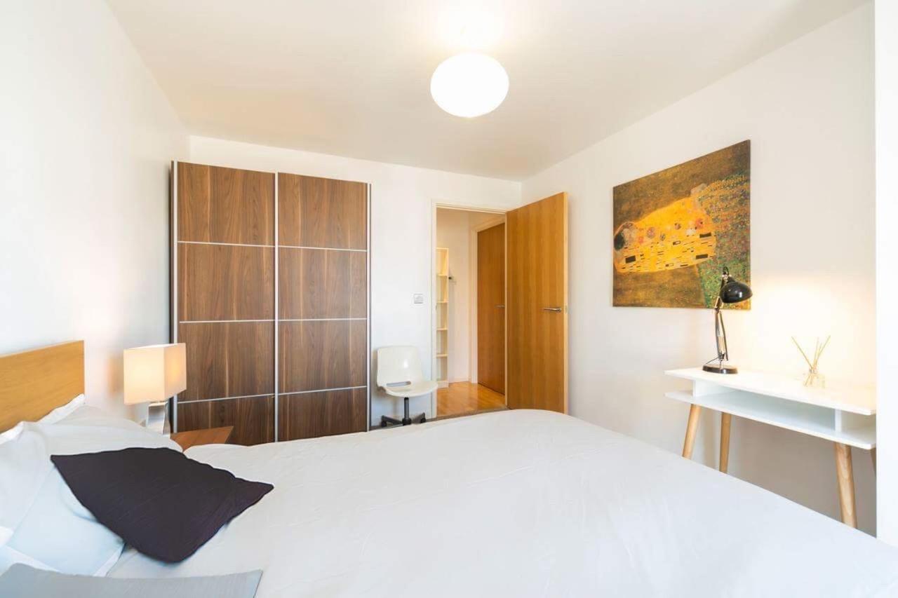Room With Private Bathroom In A Modern Two Bedroom Two Bathroom Flat London Bagian luar foto