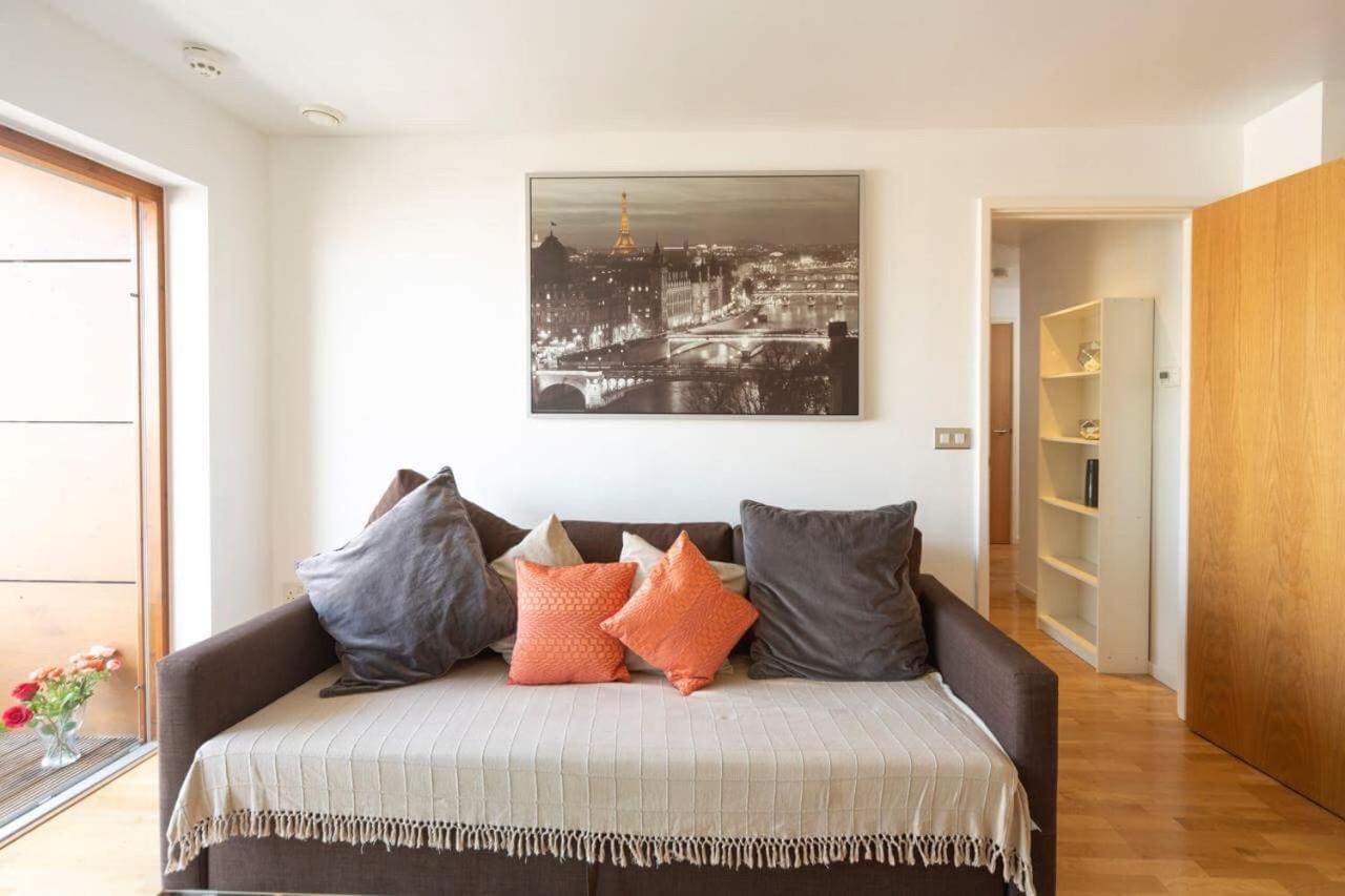 Room With Private Bathroom In A Modern Two Bedroom Two Bathroom Flat London Bagian luar foto