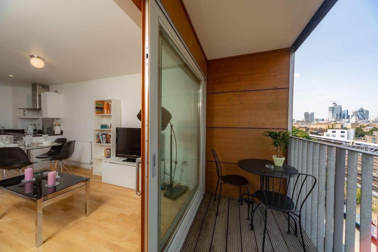 Room With Private Bathroom In A Modern Two Bedroom Two Bathroom Flat London Bagian luar foto