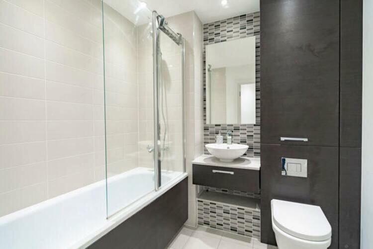 Room With Private Bathroom In A Modern Two Bedroom Two Bathroom Flat London Bagian luar foto